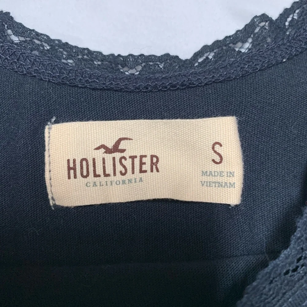 HOLLISTER Navy Blue Lace Trimmed Ruffled Bottom Tank Top - EUC, Small_5
